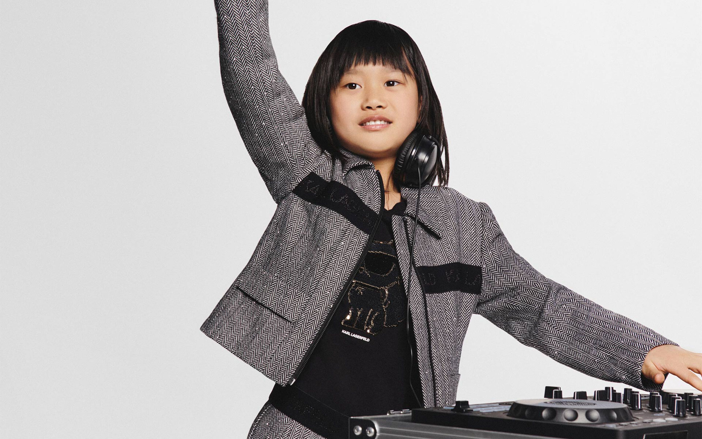 Les v&ecirc;tements et accessoires pour filles de la marque KARL LAGERFELD KIDS sur Kids around	
