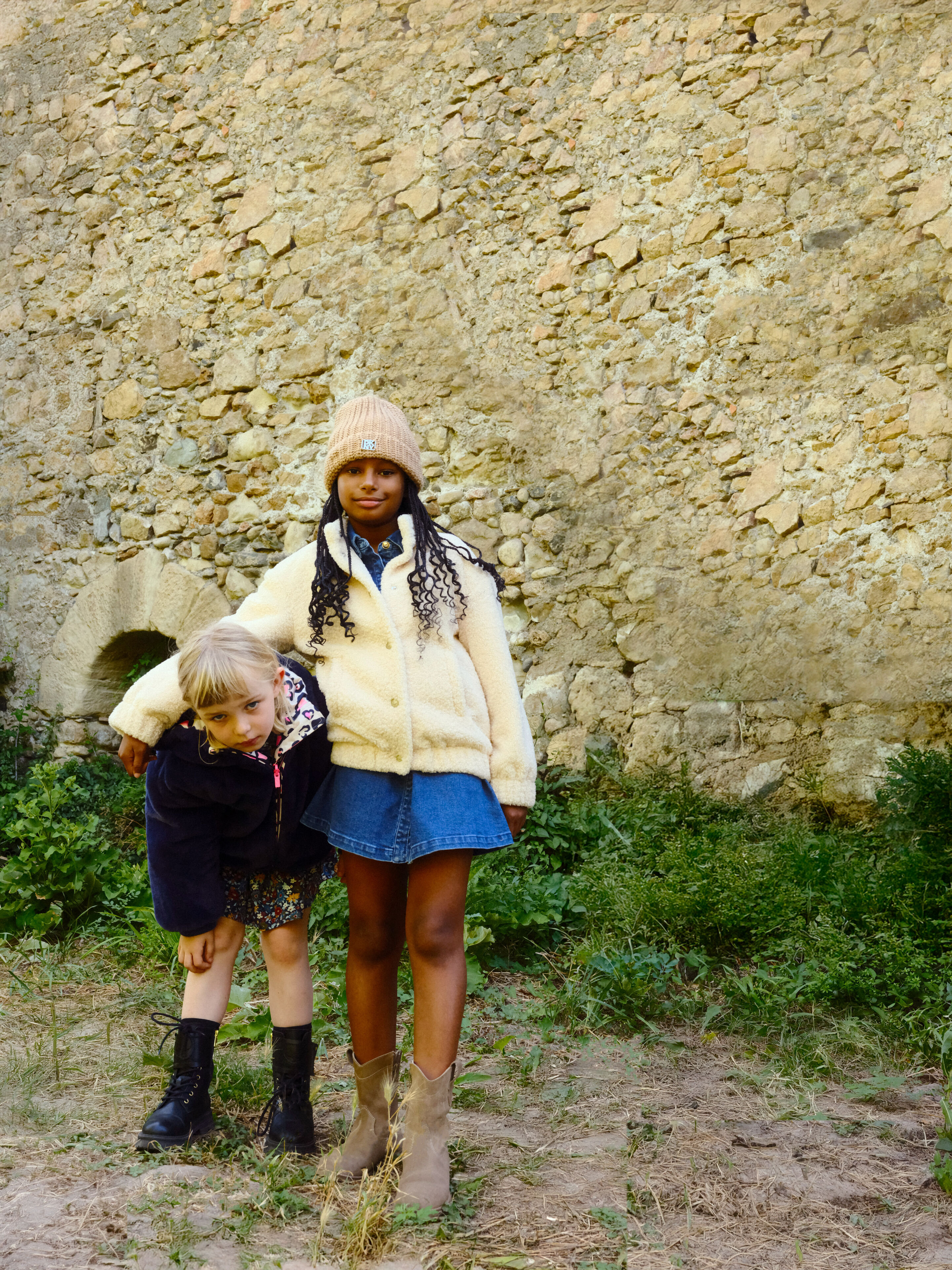 Enfants en v&ecirc;tements d&rsquo;hiver &eacute;cossais, superpos&eacute;s et confortables, marque Timberland