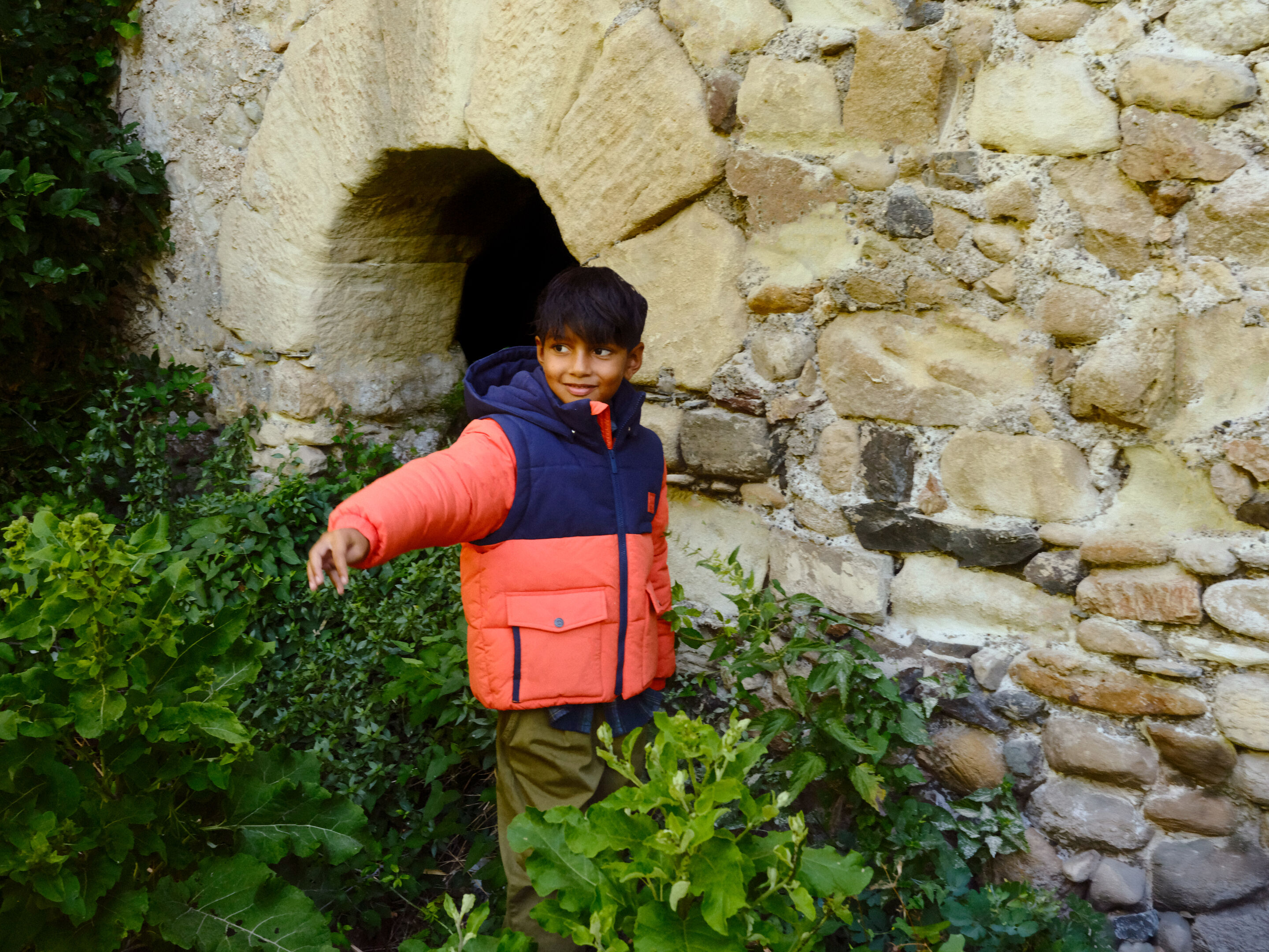 Collection hiver 2025 pour enfants, manteau BOSS et look heritage &eacute;cossais