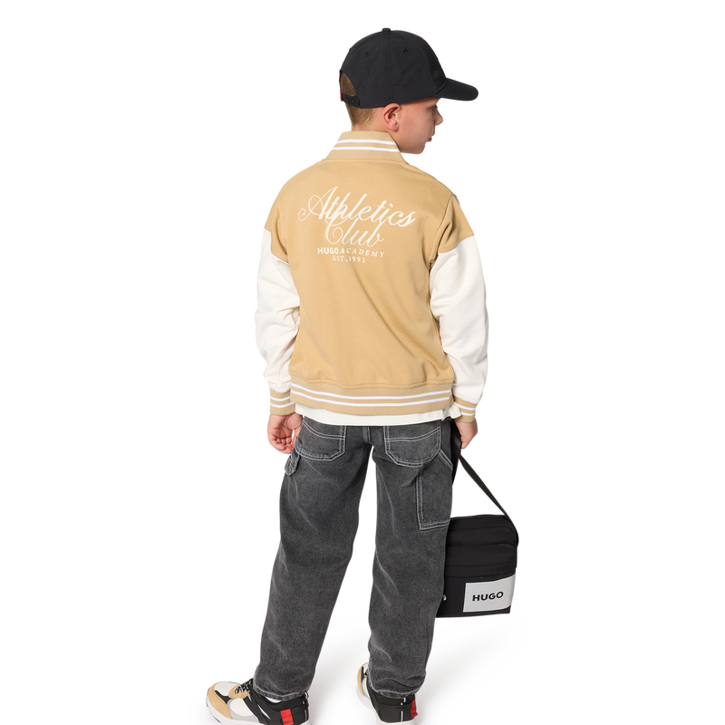 TEDDYBEER IN VESTSTIJL HUGO 
                        BOY