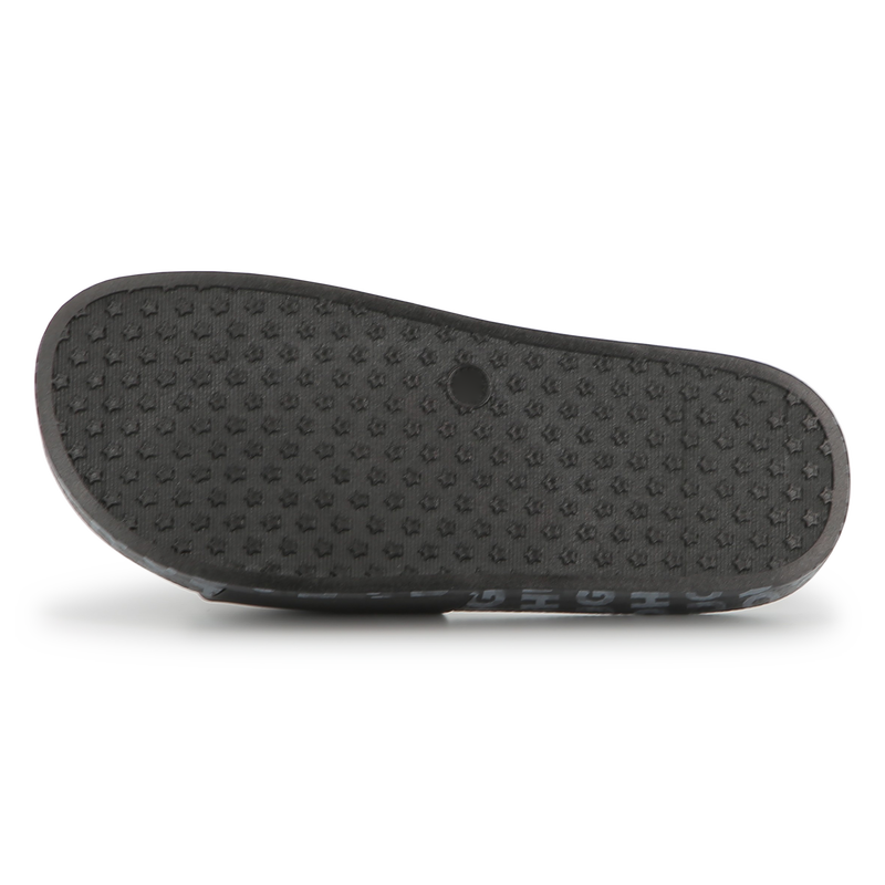 Lichte slippers met badges HUGO 
                        BOY