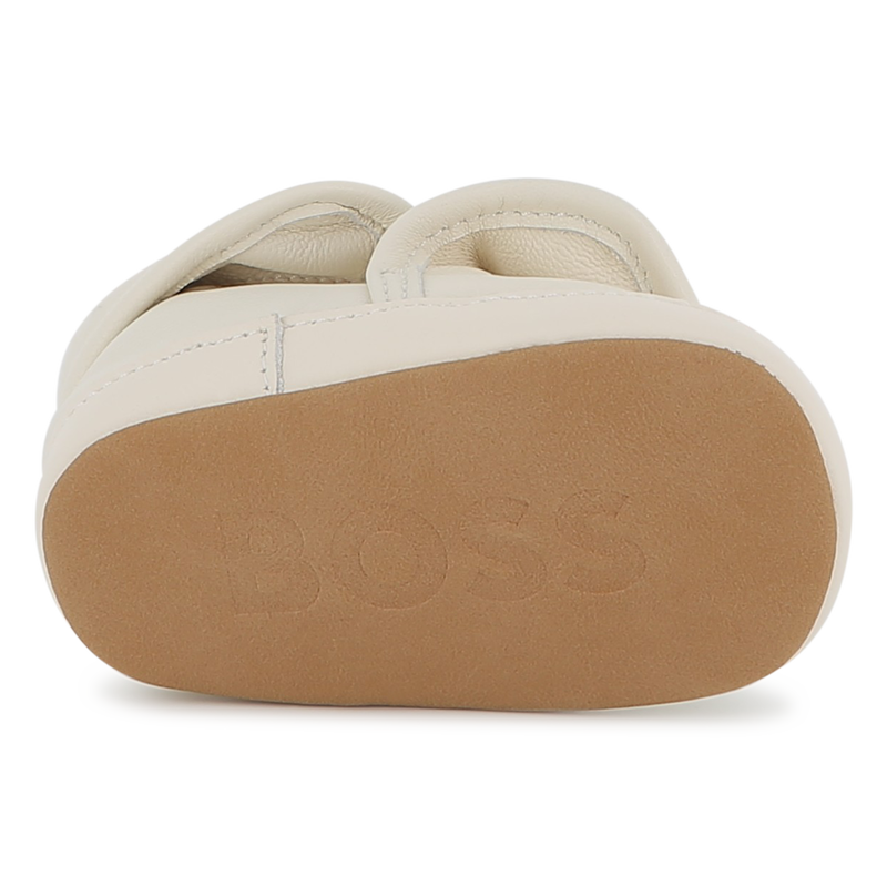 Chaussons souples en cuir de mouton BOSS 
                        UNISEXE