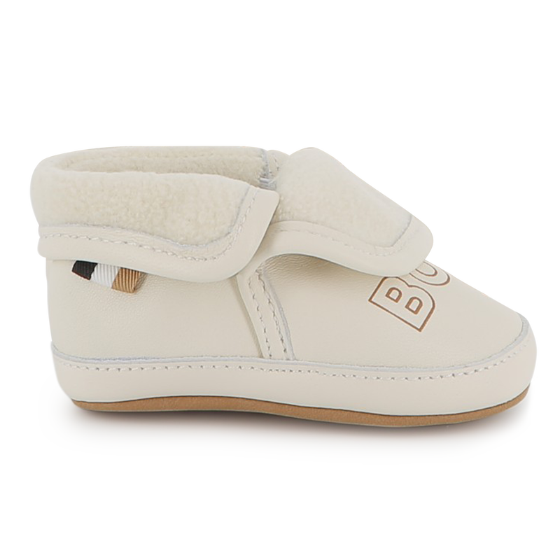 Chaussons souples en cuir de mouton BOSS 
                        UNISEXE