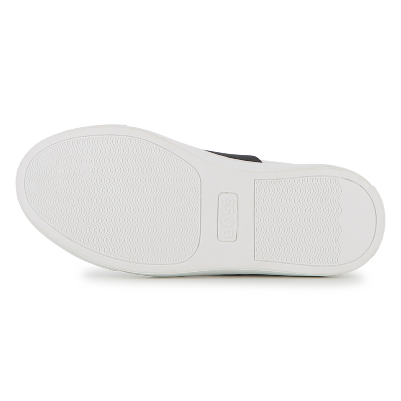 De sneaker van de faux BOSS 
                        JONGEN