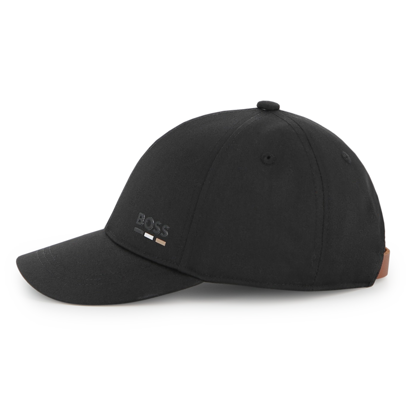 CASQUETTE AVEC FERMETURE BOUCLE M&Eacute;TAL BOSS 
                        GARCON