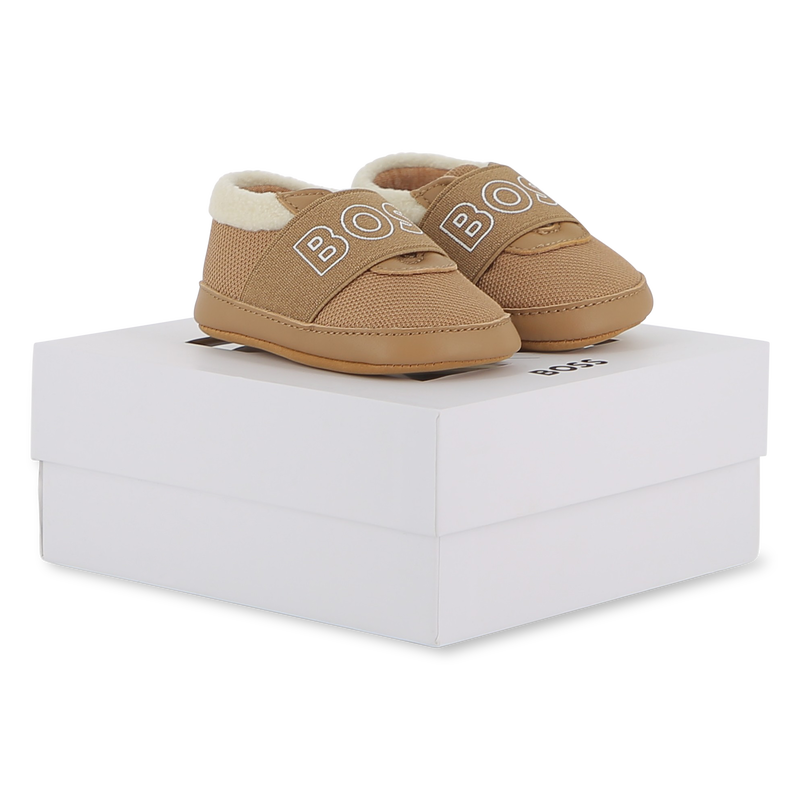 Chaussons souples en cuir de mouton BOSS 
                        UNISEXE